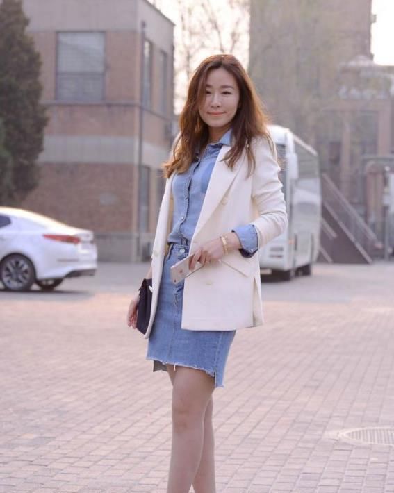  #美女#街拍：身材高挑的美女，一条米色的连衣裙，穿出时尚魅力女人味