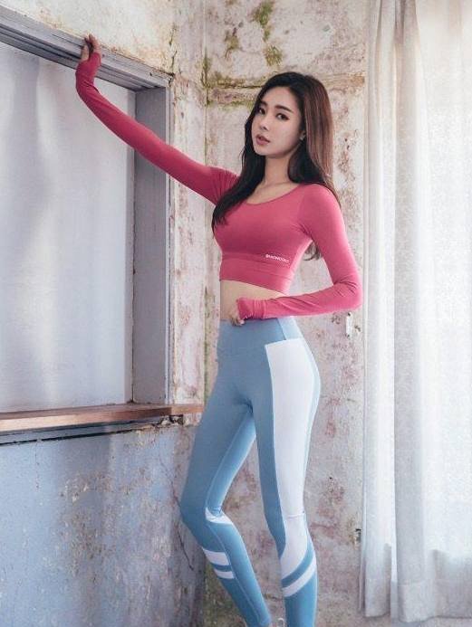 拥有靓丽身材的打底裤美女，随意搭配都不会觉得难看！