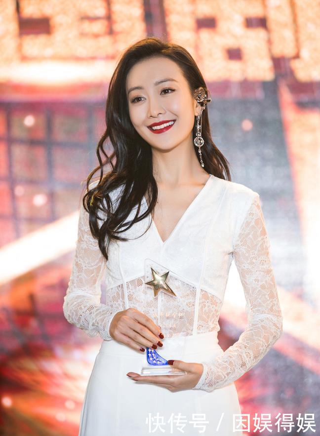  「凹凸有致」明艳性感颜穿搭分析第一期——线条让你成为人间尤物