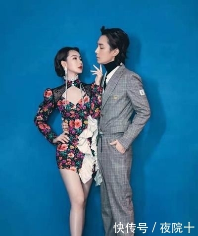 「 白鞋」穿大妈印花连衣裙配小白鞋,一尺长耳环太吸睛!,被戚薇惊艳了