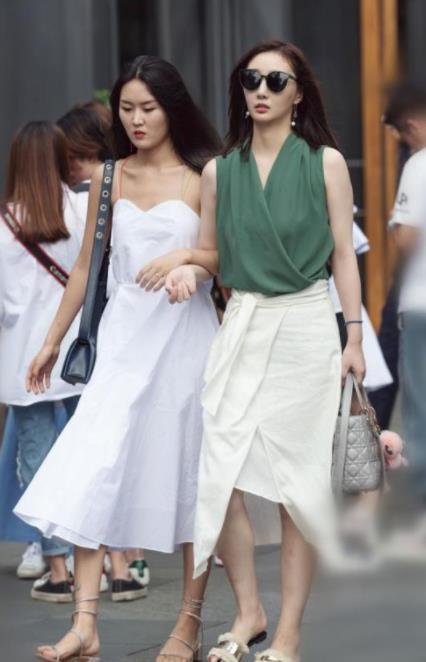 尊贵|街拍:长发美女身穿休闲装,尊贵的面容,魅力十足