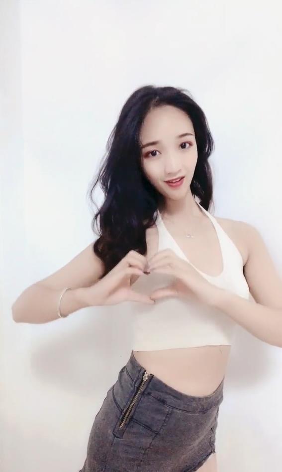 美女,这件白色吊带十分有魅力