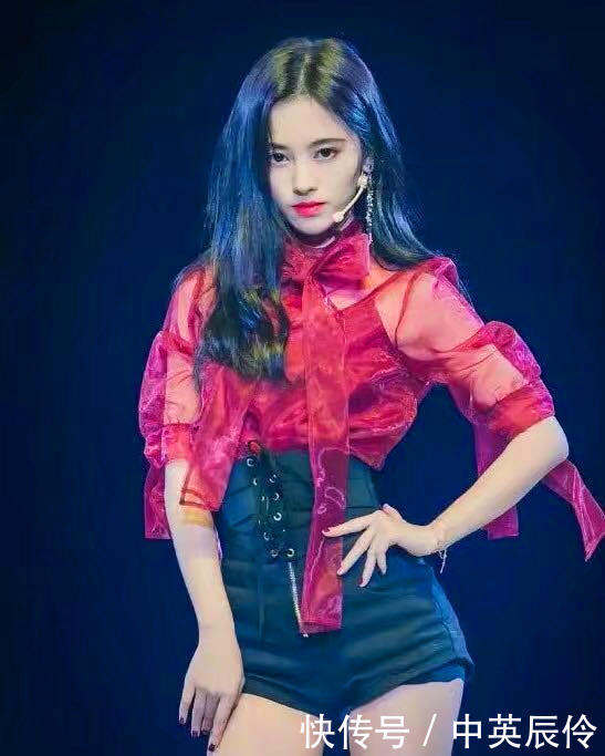 鞠婧祎如今变身性感女王，情趣穿搭让人挪不开眼，身材好到逆天！