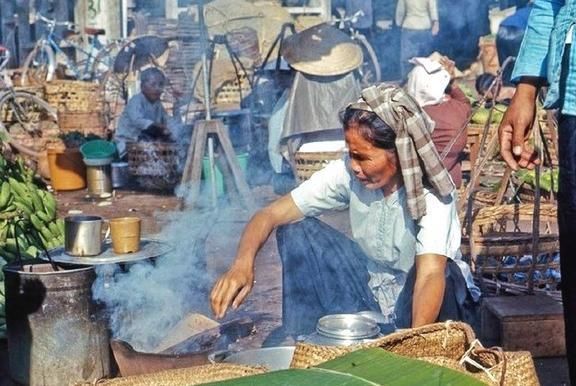 老照片：1969年的越南，芹苴市马路市场上的各种路边摊