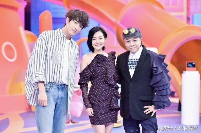 小S包紧身包臀裙性感炸裂，“揩油”林更新，网友：林狗一脸享受