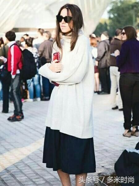 秋天用一条半身裙，穿出百变造型！