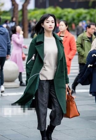  「适合」路人街拍，小姐姐长相比较可爱，看气质也很温柔