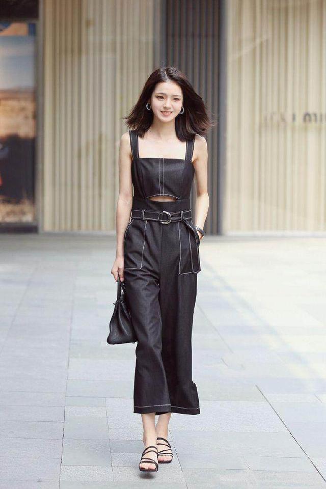 街拍: 图4黑色性感紧身衣, 尽显成熟美女气质,你喜欢她吗？