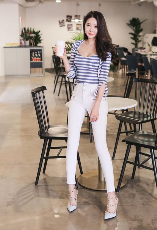 路人街拍，女神牛仔裤演绎时尚优雅，立体装饰尽显玲珑曲线