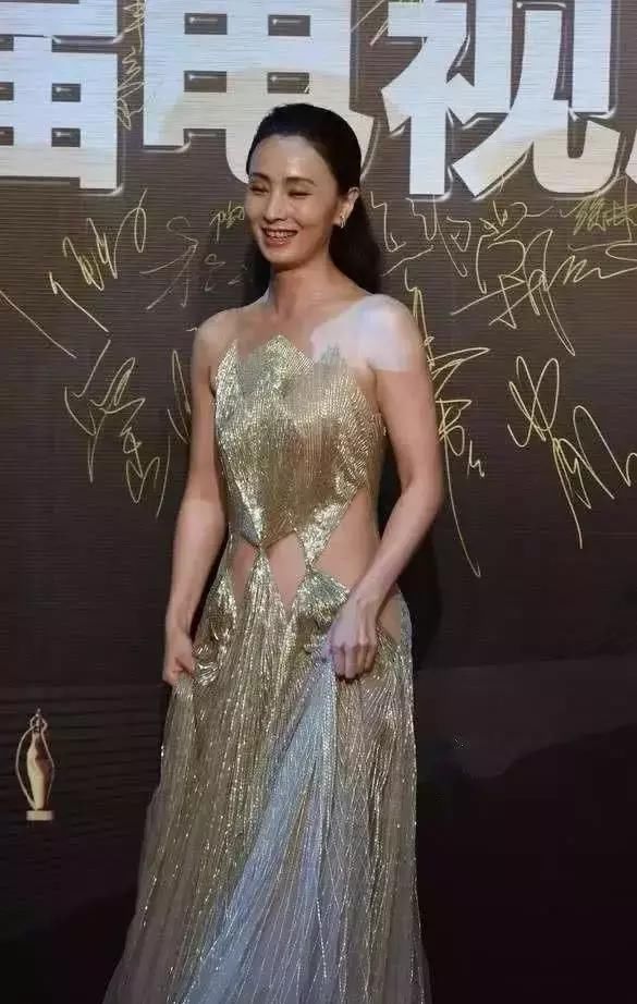 吊带裙只服陶虹！45岁依然呼之欲出，网友：徐峥怎么就不懂欣赏呢