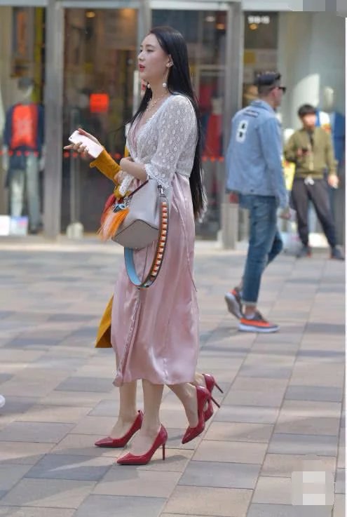 两小姐姐性感迷人出街，一个是阆苑仙葩，一个是美玉无瑕