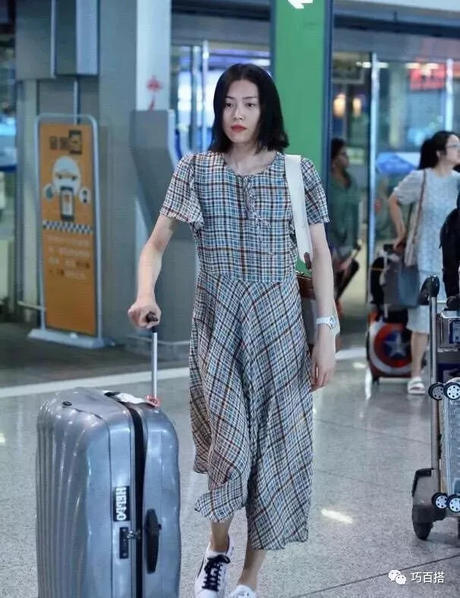 刘雯真会穿，简单搭配超模气质尽显，网友：大表姐就是不一样
