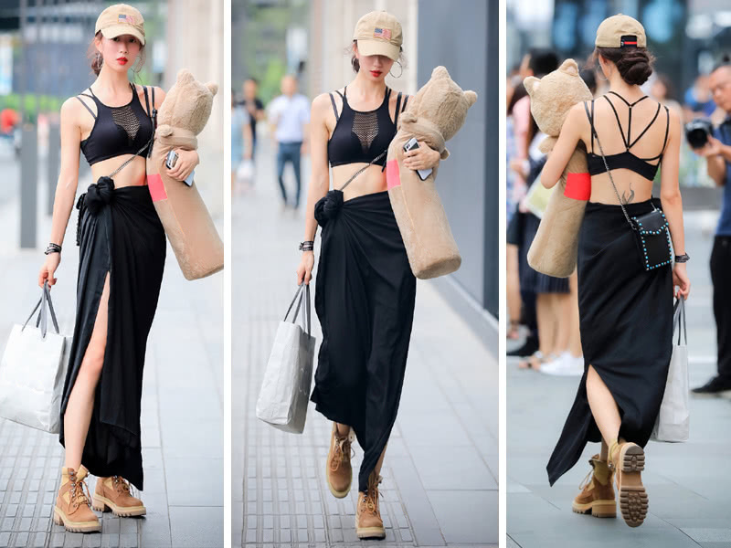 颜值小姐姐，穿一件黑色的吊带装与不穿有什么区别呢？傲人的上围