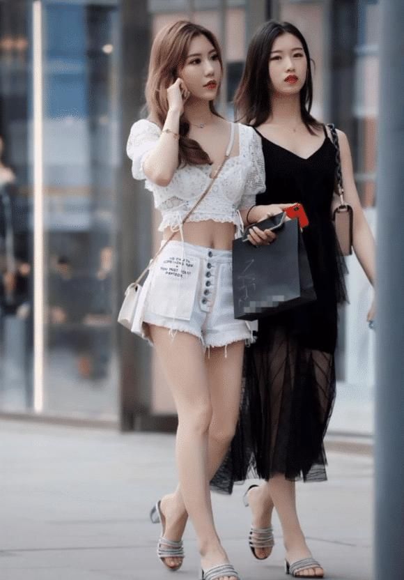  【略胜一筹】右边的小姐姐的性感风略胜一筹?