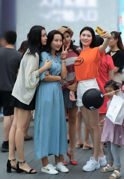  『美女』年轻美女街拍：气质优雅的美女，轻松秀出大长腿