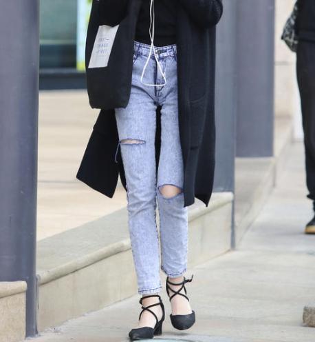 【 女生】夏季做个帅气的女生,紧身牛仔裤引领新的时尚潮流