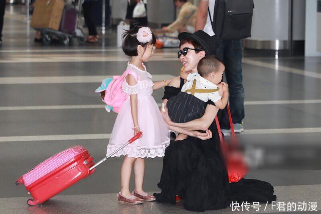 阔太金巧巧也不易！穿露肩裙出行还单手抱娃，贤妻良母的典范