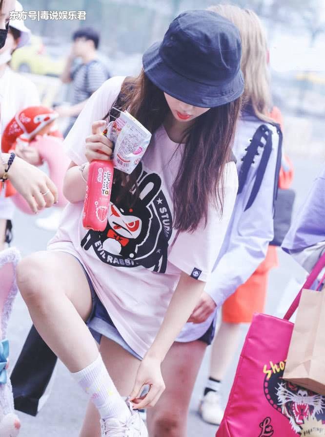 杨超越穿公主裙土掉渣，第一次见抹胸裙+黑t，很钢铁直男了!