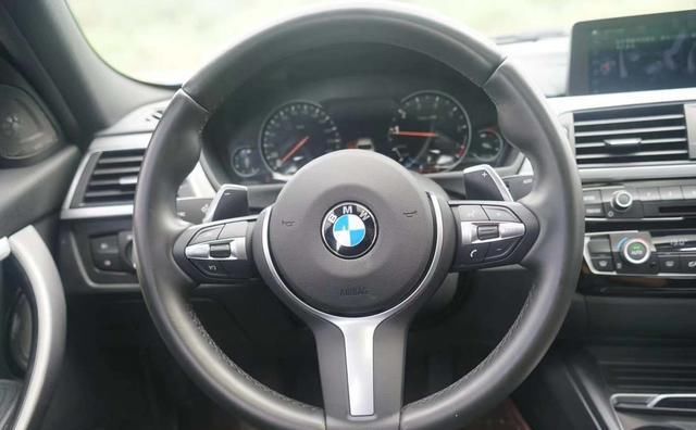  『汽车』这款宝马320I，城市里拉风座驾，也可以去周边小游