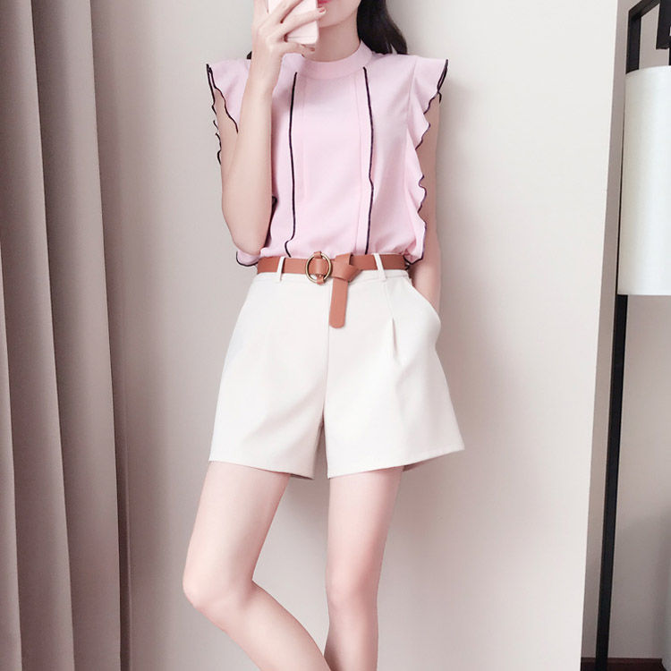 如果你不喜欢长裙，建议你穿短裤套装+裸鞋，拉长身材显高雅