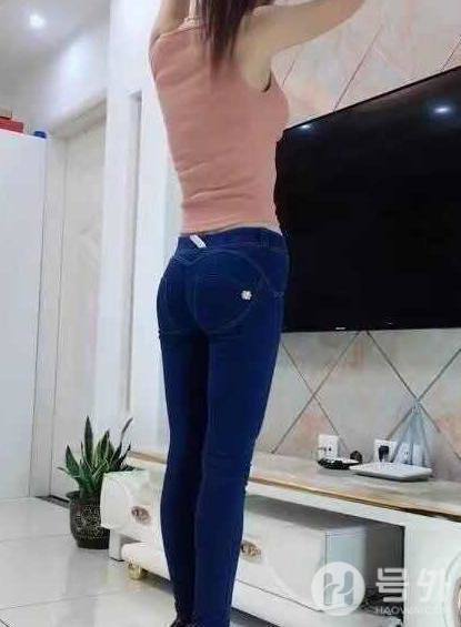 街拍，女神时尚的穿搭令人赏心悦目，成为街上一道靓丽的风景线