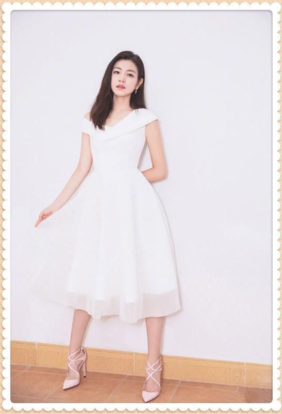 陈妍希是35岁，吴昕也是35岁，可同穿小白裙，差距竟如此尴尬？