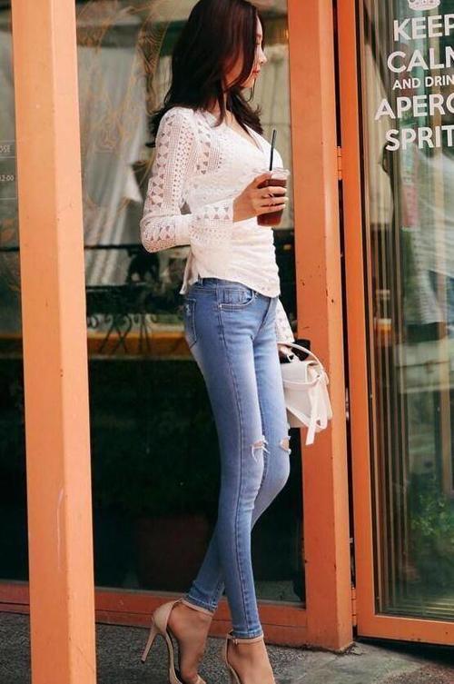 路人街拍,两个漂亮的小姐姐,右边那个更加性感