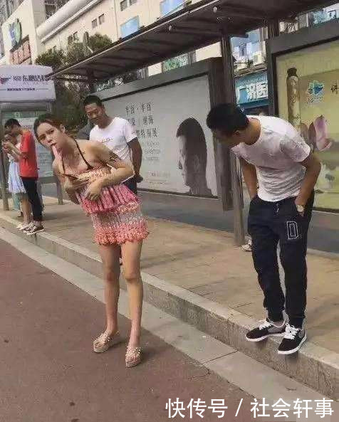 女子穿着冰棒连衣裙出门, 旁边小伙恨不得眼睛伸进去看, 女子一句