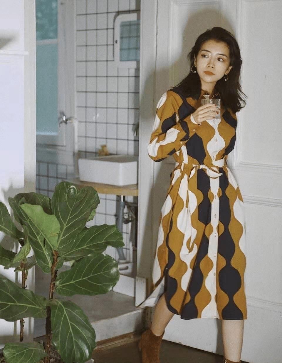 #博主#三木果然是“气质博主”,撞色连衣裙配牛仔外套,高级又时髦