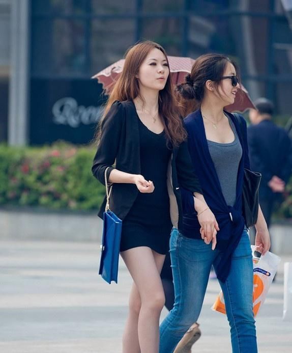 兼具纯洁与魅惑，你只需一条斑点吊带的连衣裙，穿出十足女人味