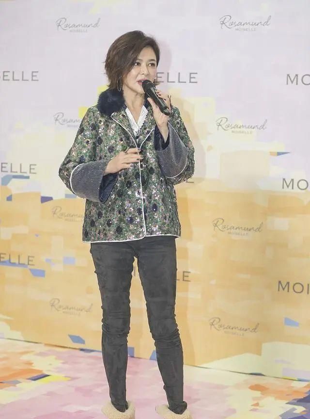  『气质』是人都会老，关之琳如今眼角也都是皱纹，但全身都散发优雅气质！