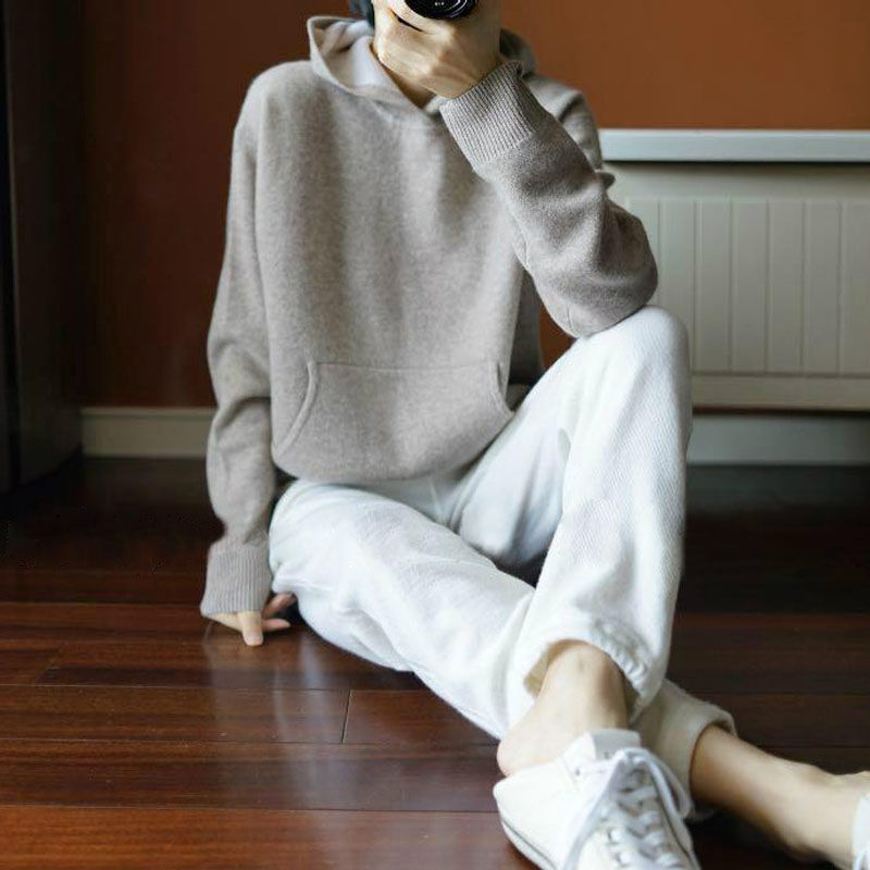 天气越来越凉，但也别着急卖羽绒服!瞧这些女人这样穿，娇美如花