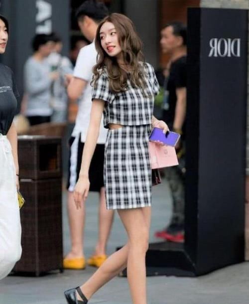 「气质」养眼女神街拍：名嫒美姝的小姐姐，一条吊带连衣裙，时尚清新气质迷人