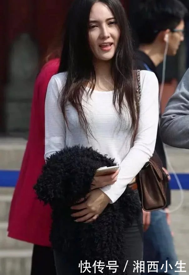 甜美小姐姐长发飘逸，紧身装衬托出傲人身材，吸睛无数