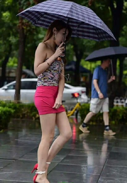 时尚小姐姐身材曼妙翘臀浑圆，雨水打湿了包臀裙让她很难受