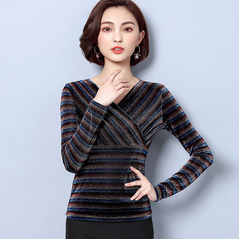 不得不承认,大胸女人穿紧身打底衫,确实好看,吸睛一条街