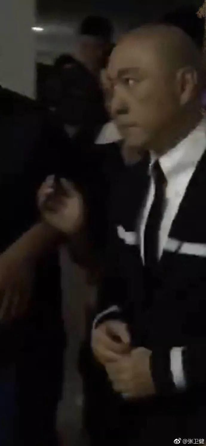 娱见|张卫健吸毒?张艺兴被恶意举报?萧敬腾表白大12岁经纪人?