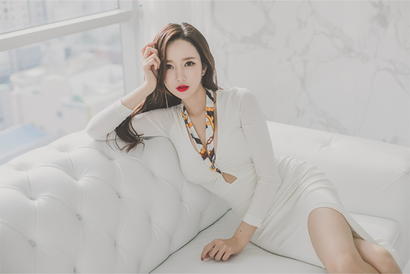 红唇美女李妍静紧身长裙完美曲线写真