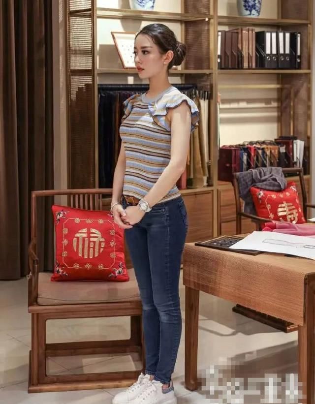  「身型」郎朗老婆吉娜真有“料”，长衫配运动长裤都难掩尤物身型，立体感太强