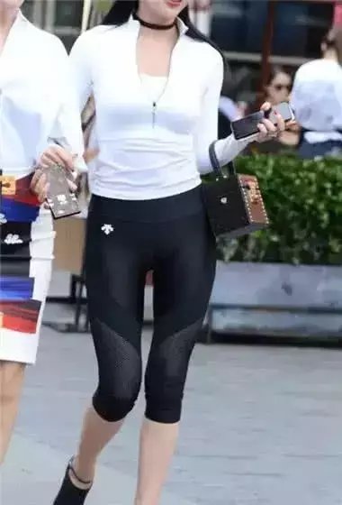 两位小姐姐一个身穿包臀裙一个身穿运动紧身裤显出凹凸身材, 在大