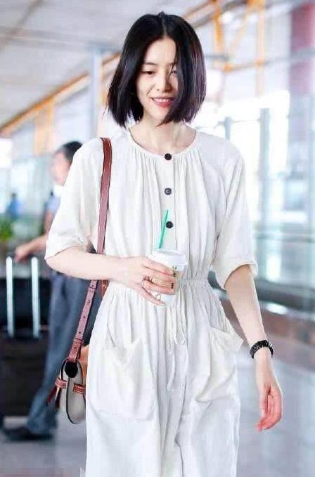 刘雯穿格纹衬衫配牛仔裤亮相, 这种简单随性的穿搭喜欢吗?