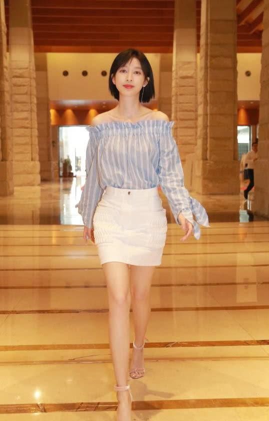 张俪裙子买错码了？竟要在裙上剪个口才能走路，却意外有个性！