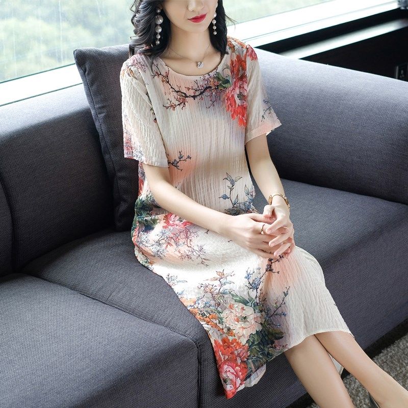 蚕丝裙,穿起来惊艳四方,彰显出妖娆的魅力身材,女人之首选