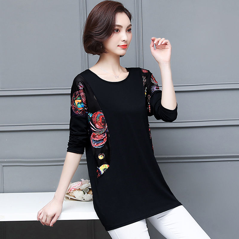 厉害了，小姐姐真会穿!出门“卫衣”搭短裙，显高显腿长，洋气炸