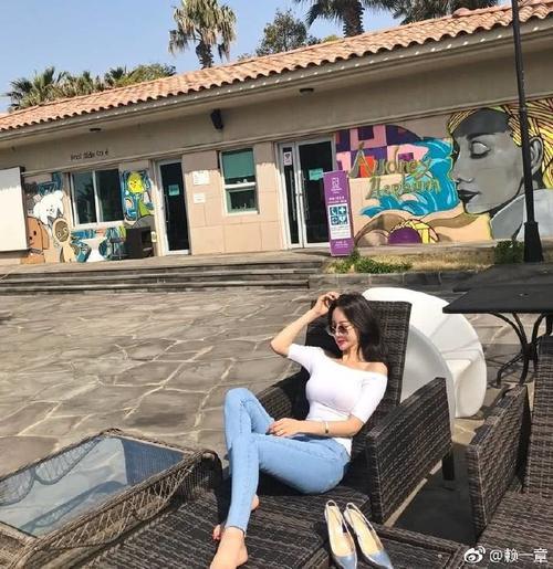 炎炎夏日，紧身牛仔裤穿出别样的风采，有它就是美！