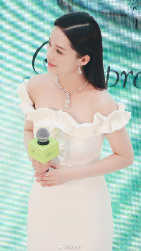 28岁李沁美腻了！一袭红色长裙明媚动人，网友：比孙怡还要美