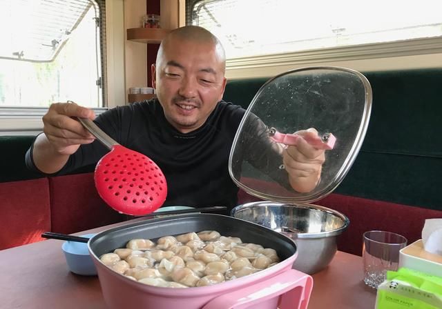 自驾房车在内蒙草原和暴风雨赛跑，被巨大的乌云盖顶是什么感受？