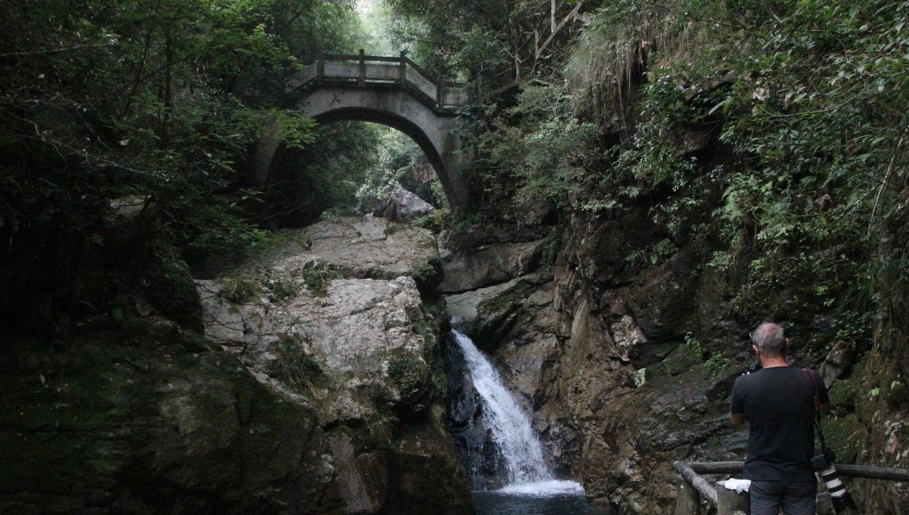 冰柜抬千米山顶花时2小时 老伯每人40元工钱 被外国朋友夸勤劳