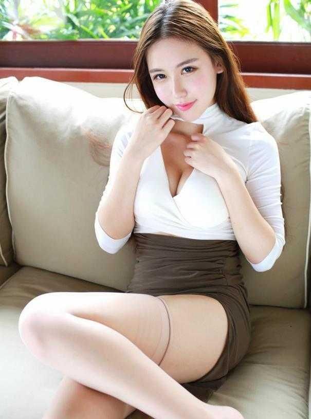 穿连衣裙美女喜欢透出内衣已展性感