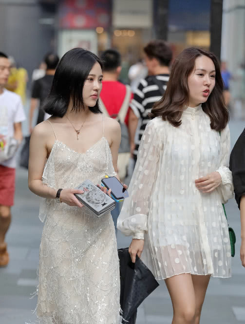 街拍：穿着美丽的有气质的小姐姐，这身打扮实在是太迷人了！